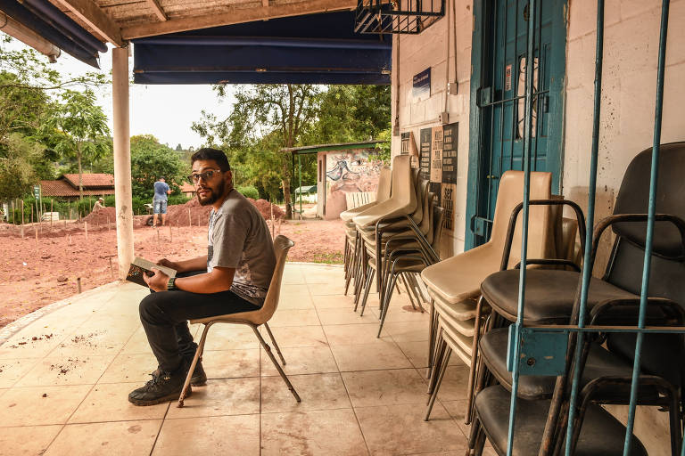 Rafael Simões, gestor da biblioteca, técnico em biblioteconomia e morador do bairro