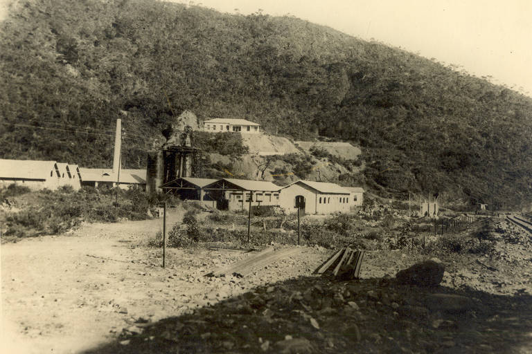 Em 1925, com o início da operação da usina de Sabará, em Minas Gerais, empresa se torna pioneira na fabricação de laminados com aço 100% brasileiro