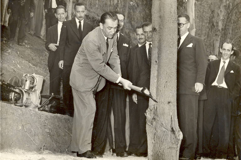 O presidente Juscelino Kubitschek corta o primeiro eucalipto do plano de reflorestamento em João Monlevade