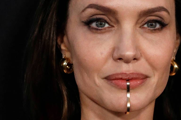 Angelina Jolie usa joia no queixo em pré-estreia do filme 'Eternos' 