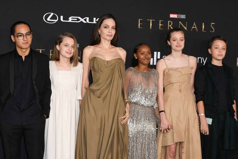 Angelina Jolie com os filhos (da esq. para a dir.): Maddox, Vivienne, Zahara, Shiloh e Knox na pré-estreia de "Eternos"; Zahara usou mesmo vestido que a mãe vestiu no Oscar em 2014