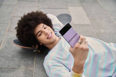 Imagem de campanha do Galaxy Z Flip3 5G, da Samsung