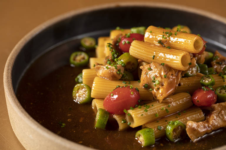 Bar Abaru tem pratos como o rigatoni com galinha de capoeira, quiabo, echalotes e tomates confitados (R$ 59)