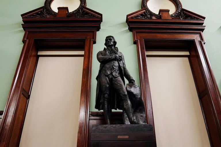 A estátua do ex-presidente dos EUA Thomas Jefferson após votação para removê-la da Câmara de Nova York