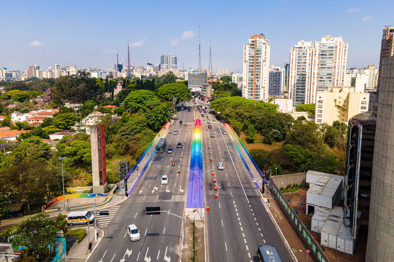 Viaduto em São Paulo com três vias em cada sentido. O canteiro e as calçadas estão pintadas nas cores do arco-íris 