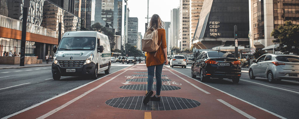 Pedestre caminha em ciclovia na avenida Paulista, em São Paulo; mobilidade é um dos principais desafios das metrópoles em todo o mundo