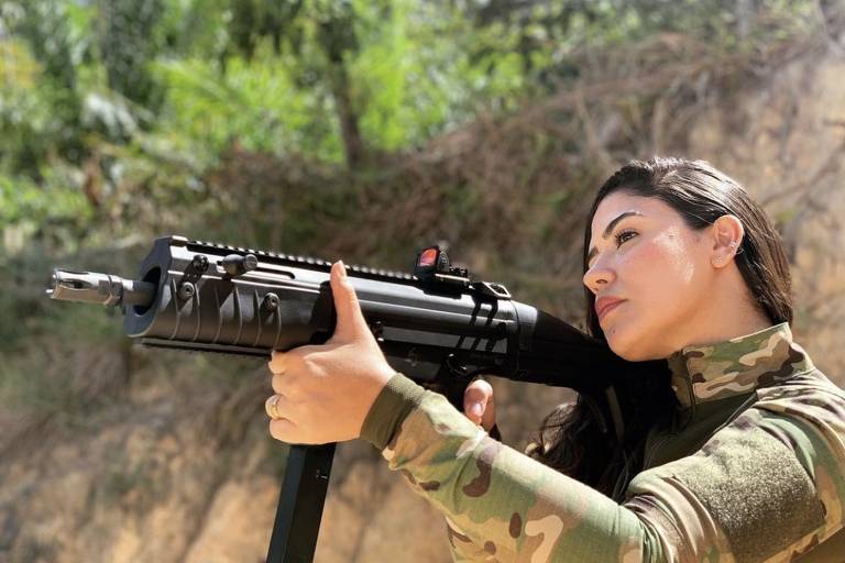 Adrielle Vieira é agente da Polícia Civil de Alagoas e tem um perfil no Instagram com 140 mil seguidores