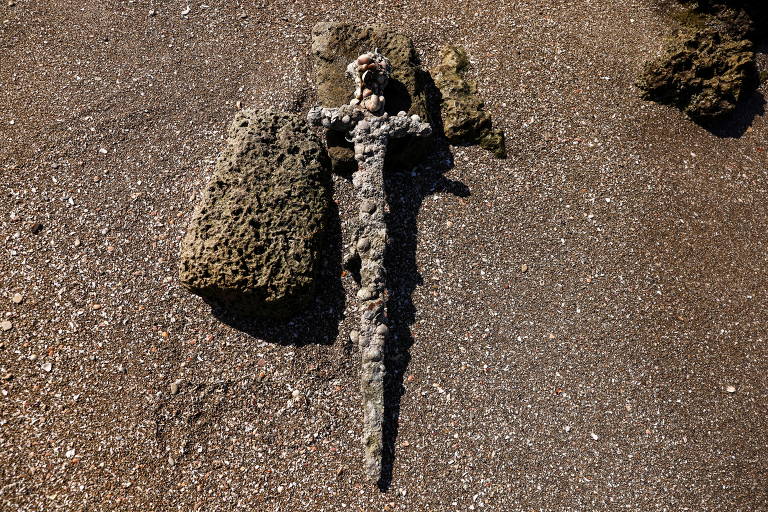Mergulhador encontra em Israel espada de 900 anos que pode ter pertencido a cruzado; veja imagens