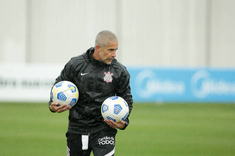 Sylvinho durante treino do Corinthians no CT Joaquim Grava; o comandante não gosta de fazer todas as substituições que pode nos jogos