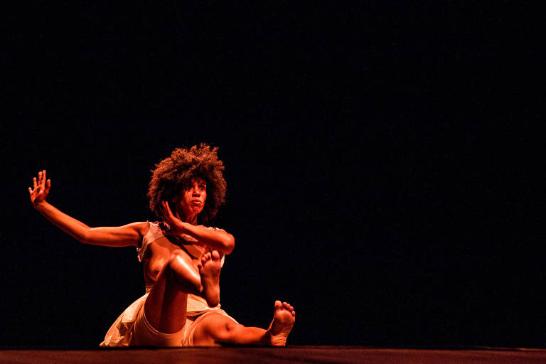 Festival de teatro negro tem início com show de Anelis Assumpção e peça de Elisa Lucinda