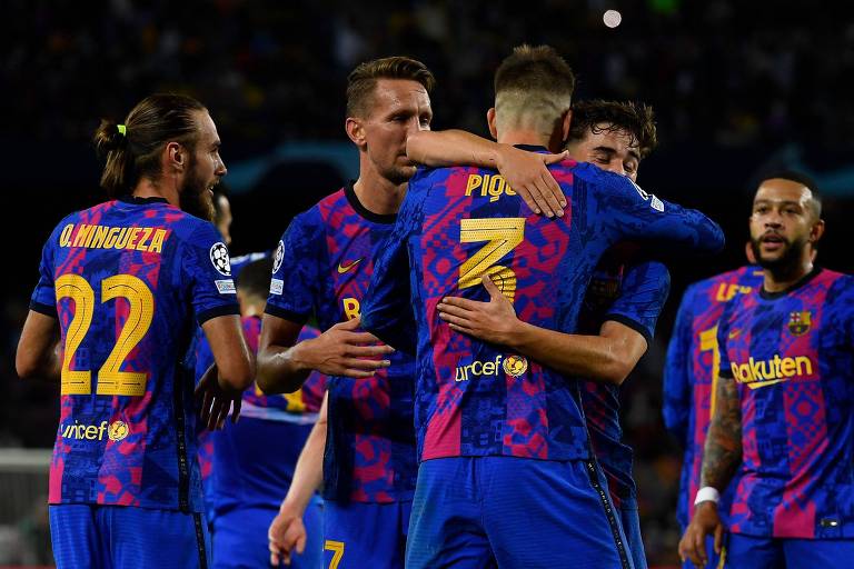Jogadores do Barcelona comemoram gol em vitória sobre ​o Dínamo
