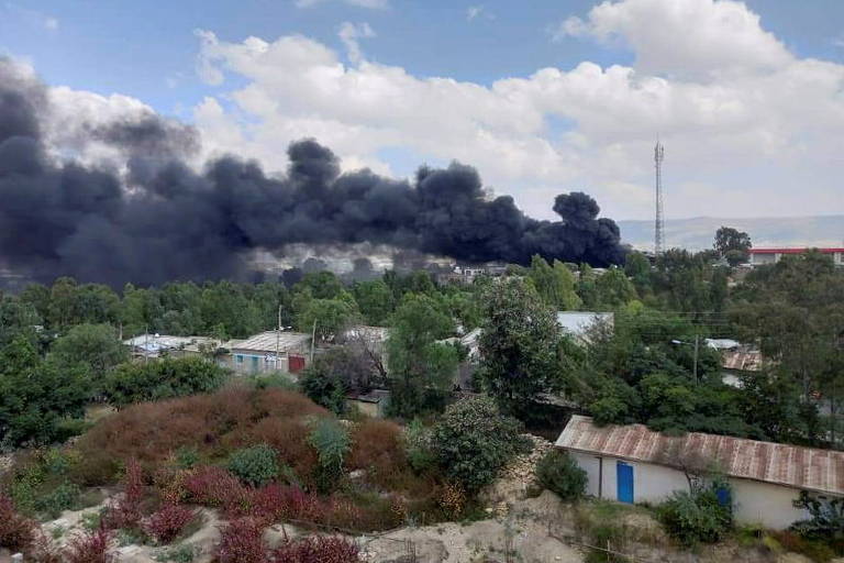 Fumaça sai do local alvo de um ataque aéreo, por parte do governo etíope, em Mekelle, capital da região de Tigré, na Etiópia

