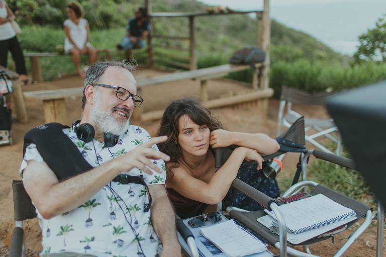 O diretor José Eduardo Belmonte com a atriz Bianca Bin nas filmagens de 'As Verdades'
