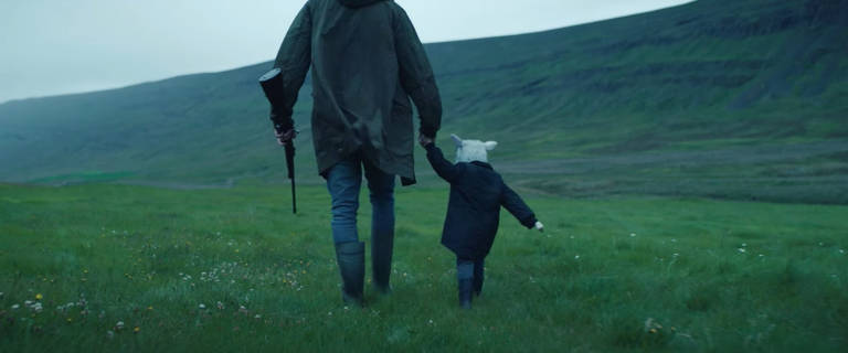 Cena do filme "Lamb", de Valdimar Jóhannsson
