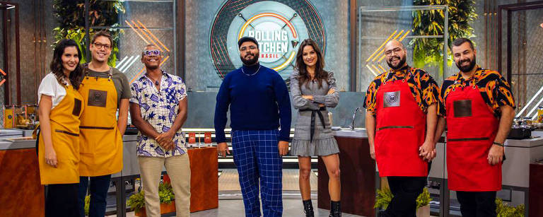 Paulo Vieira com participantes e jurados do reality Rolling Kitchen Brasil