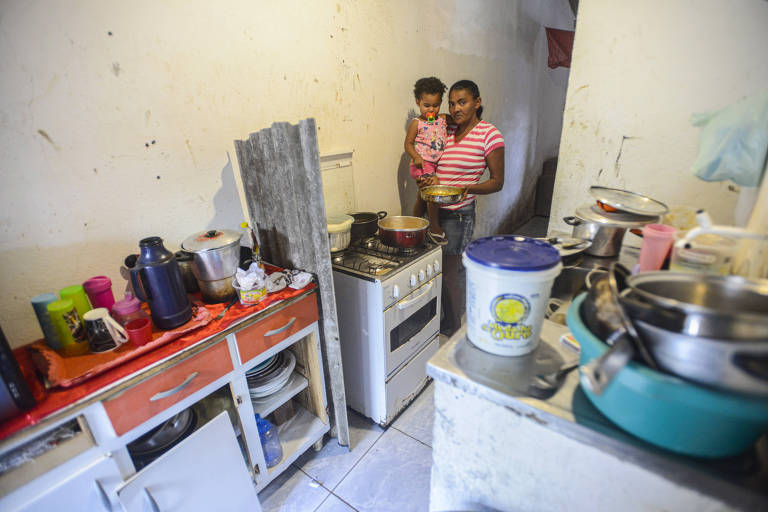 Ana Cristiane da Silva, 42 anos e Pamela da Silva 2 anos chefe de família, na cozinha de sua casa