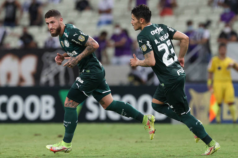 Zé Rafael (à esq.) comemora com Raphael Veiga após marcar de falta o primeiro gol do Palmeiras sobre o Ceará