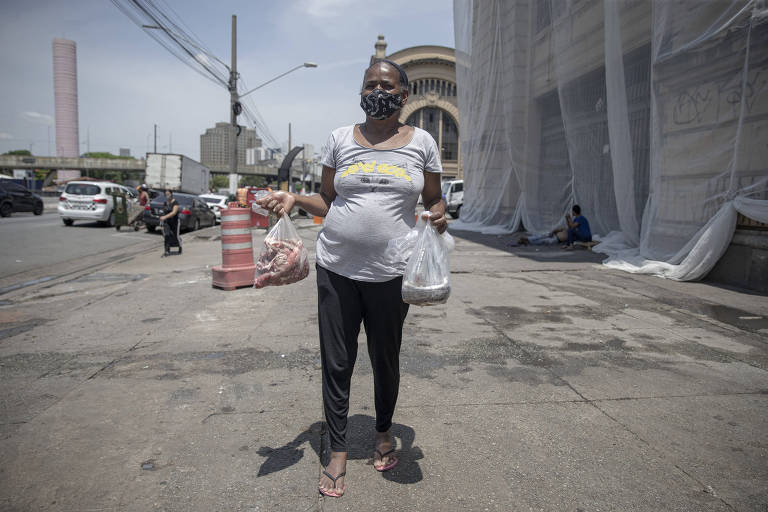 Francisca Maria da Silva, que vai até o centro de São Paulo, em busca de alimentos 
