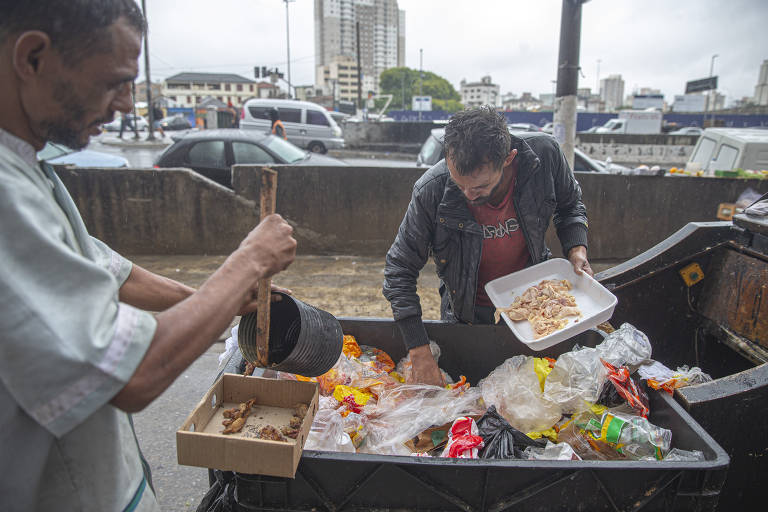Pessoas reviram o lixo do Mercado Municipal de São Paulo em busca de comida