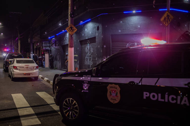 Viatura da Polícia Civil em operação de combate a uma balada clandestina em Osasco (Grande SP)