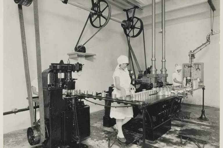Linha de produção de fábrica da Nestlé, em Araras (SP), na década de 1930