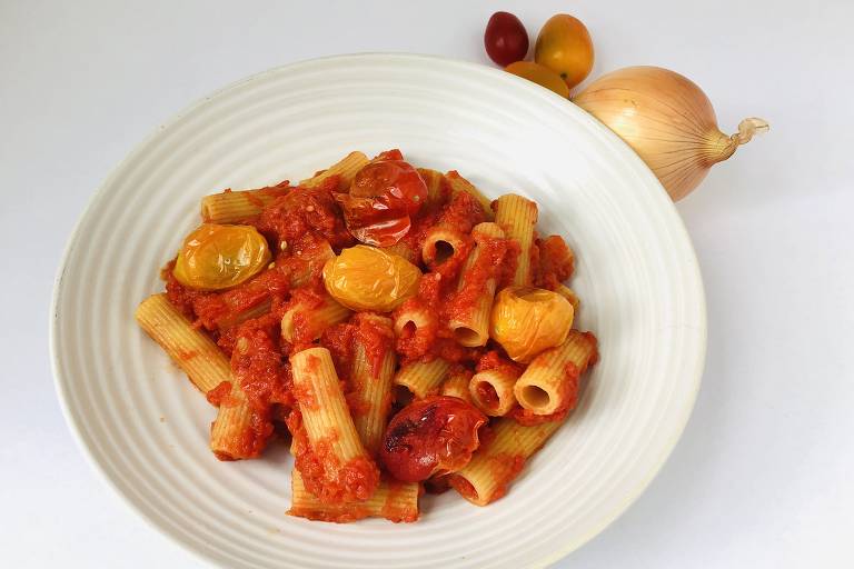 No Dia do Macarrão, aprenda a fazer molho de tomate fácil e gostoso