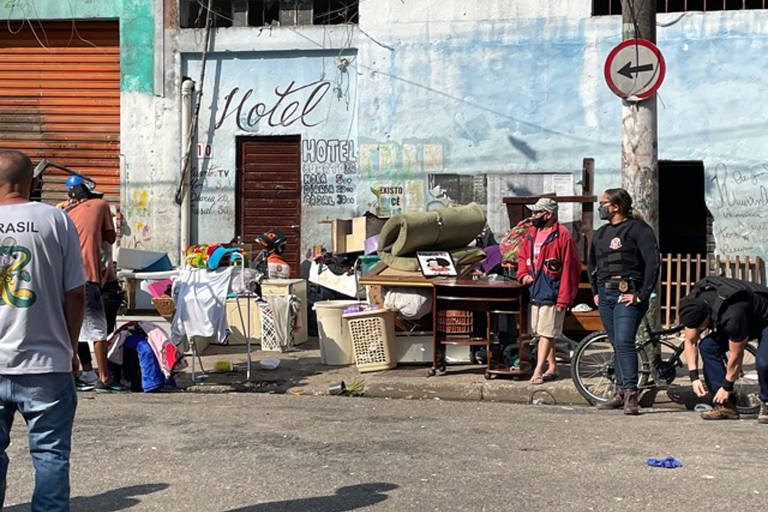 Ocupantes de hotel na cracolândia tiveram pouco tempo para retirar móveis dos quartos onde moravam