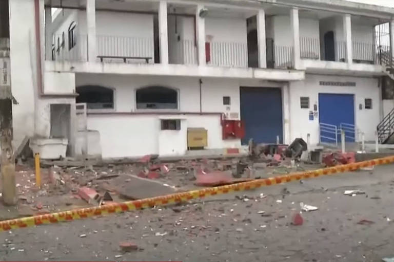 Criminosos explodem caixas eletrônicos ao lado de posto de combustível em São Vicente