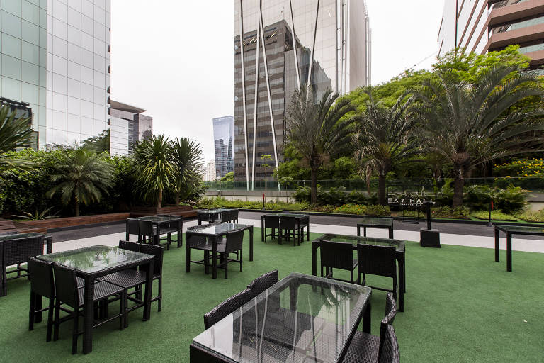 O espaçoso terraço a céu aberto, que conta até mesmo com uma horta orgânica, é o Achado do Sky Hall Terrace Bar
