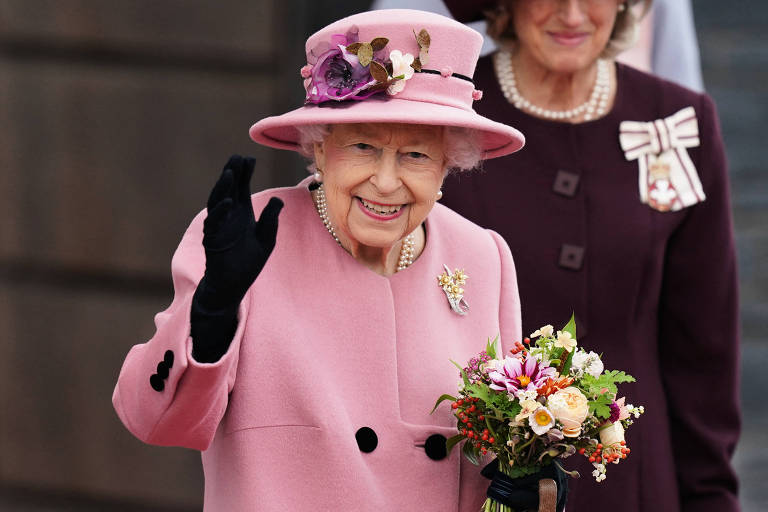 Rainha Elizabeth 2ª acena ao deixar cerimônia no Parlamento do País de Gales
