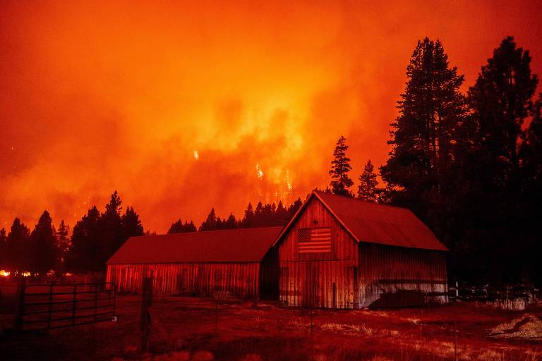 Incêndio florestal próximo a área urbana na Califórnia, na região de South Lake Tahoe