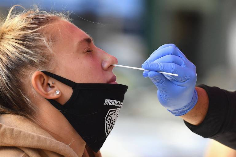 Mulher faz teste nasal de Covid em Nova York