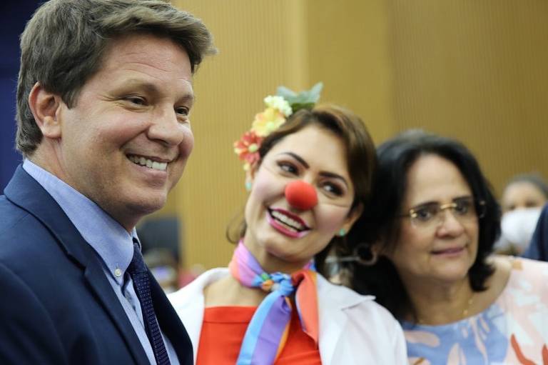 Michelle Bolsonaro lança apoio a circos e inaugura Palhaços do Alvorada