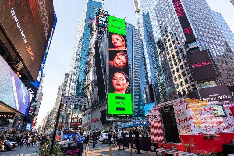Marília Mendonça e Maiara e Maraísa estampam telão na Times Square