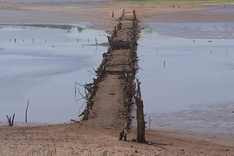 Imagem mostra antiga ponte boiadeira em Guaraci (SP), revelada pela seca no rio Grande
