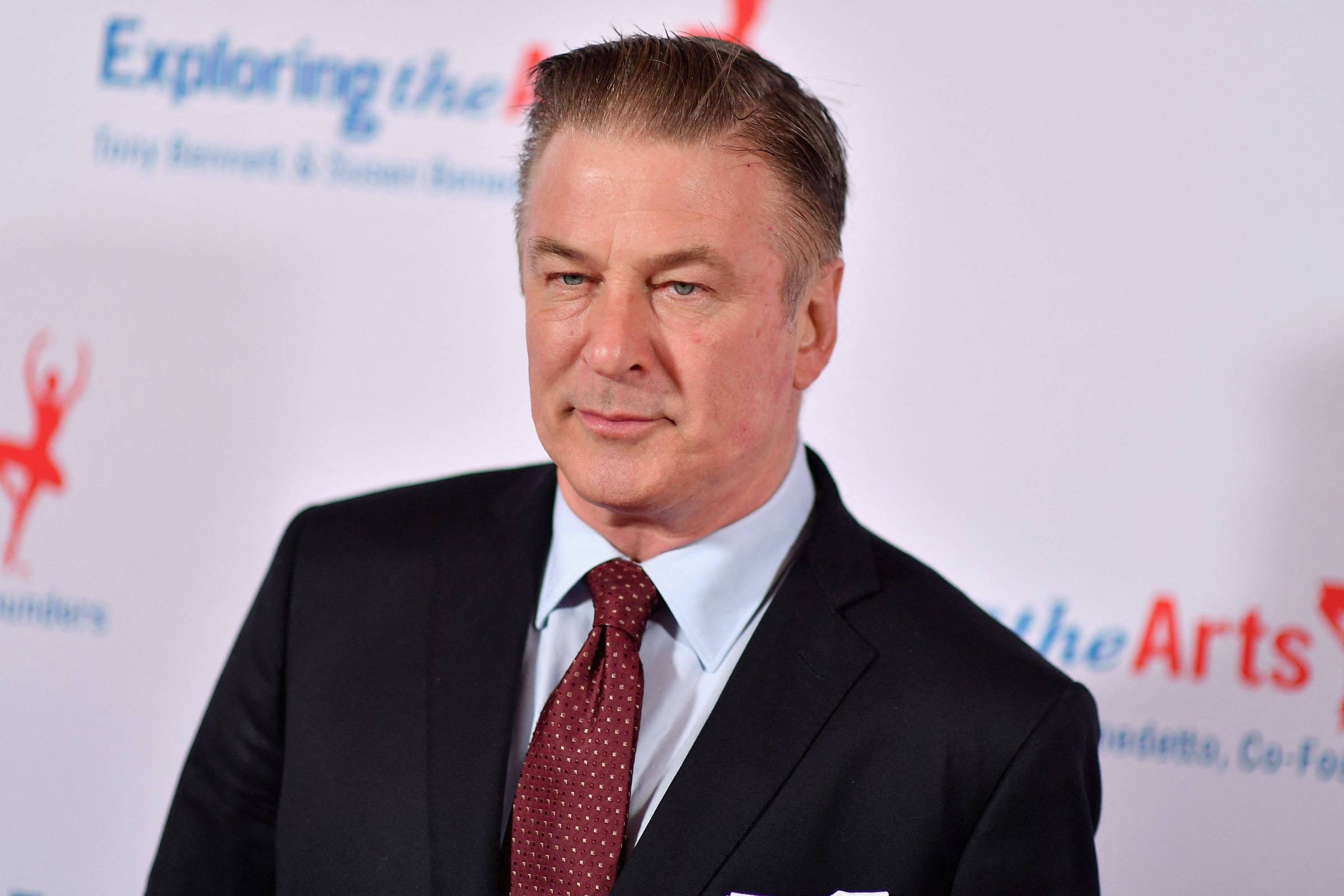 Alec Baldwin vira roqueiro dos anos 80