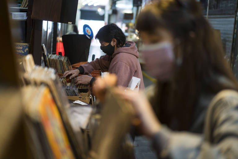 Jovens em loja de disco de vinil em Buenos Aires