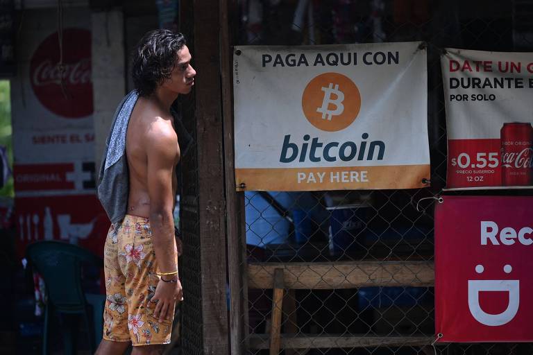 No início de junho, o Congresso de El Salvador aprovou a Lei Bitcoin, proposta pelo presidente Nayib Bukele. O projeto entrou em vigor em 7 de setembro, e obriga que a criptomoeda seja aceita em todos os pagamentos do país, dos bancos aos supermercados