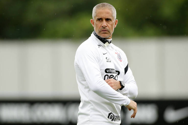 O técnico Sylvinho está cada vez mais pressionado no comando do Corinthians