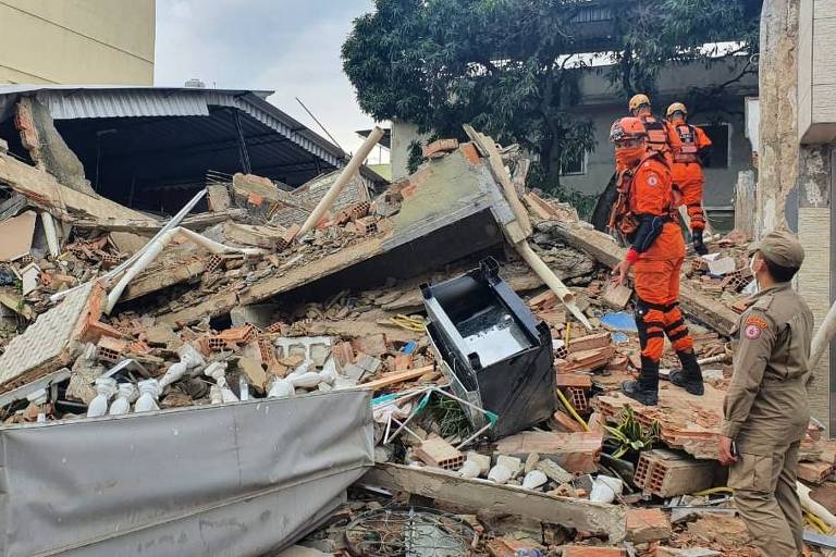 Equipes do Corpo de Bombeiros trabalham em resgate após desabamento de prédio de três andares em Nilópolis