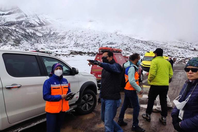 Integrantes do posto de Comando Unificado se reúnem para coordenar operações de resgate de turistas impactados por avalanche no vulcão nevado Chimborazo, no Equador