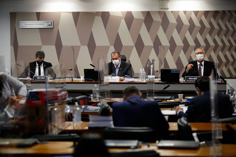 Senadores Renan Calheiros (D) (MDB-AL), Omar Aziz (C)(PSD-AM) e Randolfe Rodrigues (E) (REDE-AP) durante sessão da CPI da Covid 