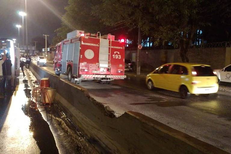 Ônibus com ritmistas da Unidos de Padre Miguel tomba em avenida do Rio
