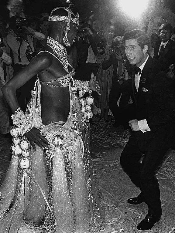 O príncipe Charles dança com a sambista Pinah, da escola de samba Beija-flor, durante visita ao Rio de Janeiro