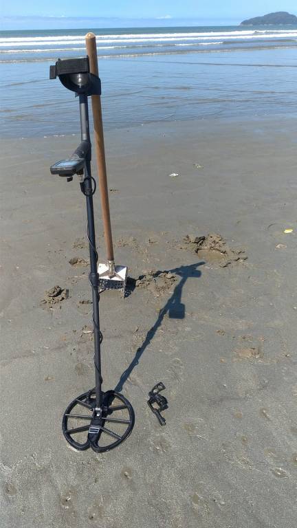Veja fotos de revólver encontrado na praia de Santos