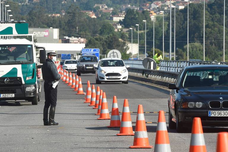 Guarda Nacional portuguesa monitora a travessia da fronteira terrestre luso-espanhola, entre Valença (Portugal) e Tui (Espanha)
