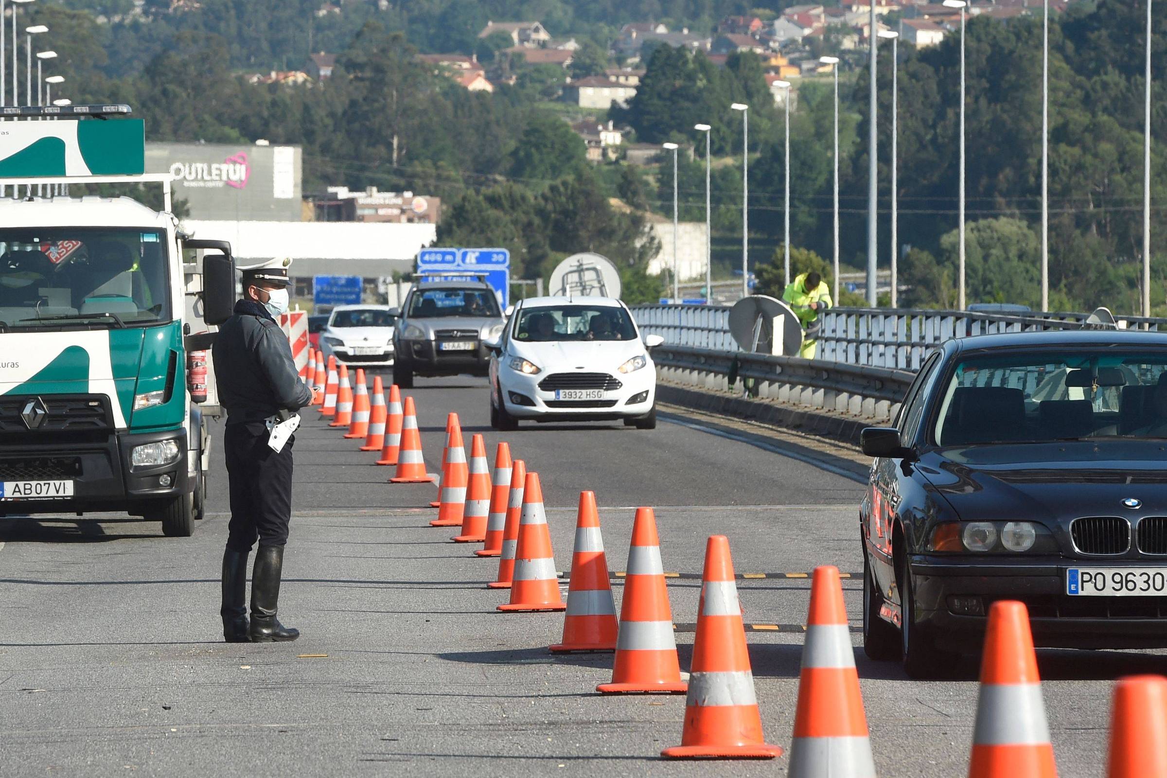 Fronteiras fechadas Espanha/Portugal/França. Polícia espanhola obriga  autocarro a regressar a Portugal - Radio Alfa