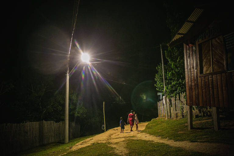 Usina solar leva energia limpa a comunidade isolada na Amazônia