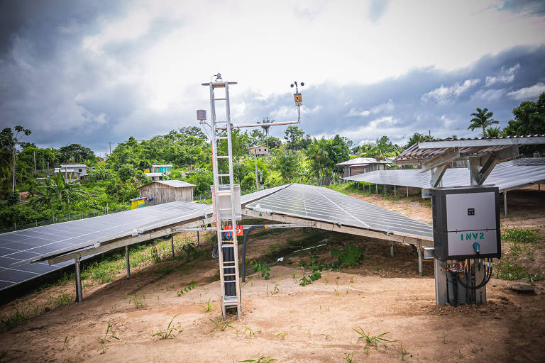 A usina solar instalada na Vila Restauração tem potência de 325 kWp (quilowatts-pico) e é equipada com 580 painéis fotovoltaicos, baterias de lítio e dois geradores para situações críticas