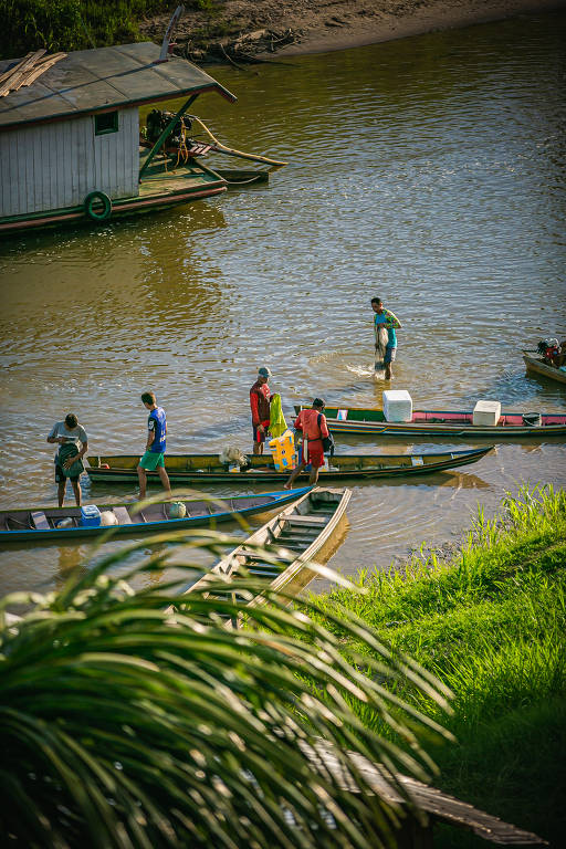 Pescadores da Vila Restauração, comunidade ribeirinha localizada no meio da floresta amazônica do Acre